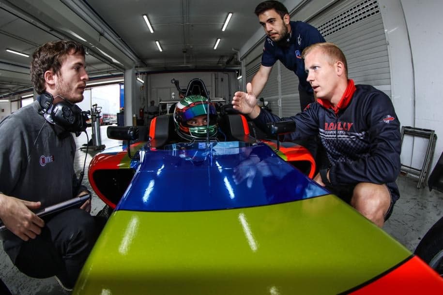Valdemar sammen med sin drivers coach Benjamin Bailly og race engineer Edgar Pastrana Sánchez